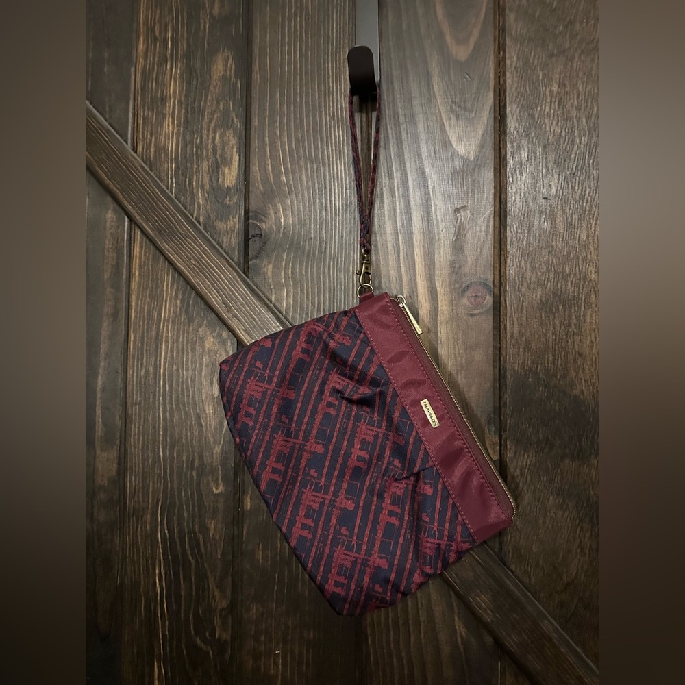 Travelon large wristlet with card pockets and rfid blocking